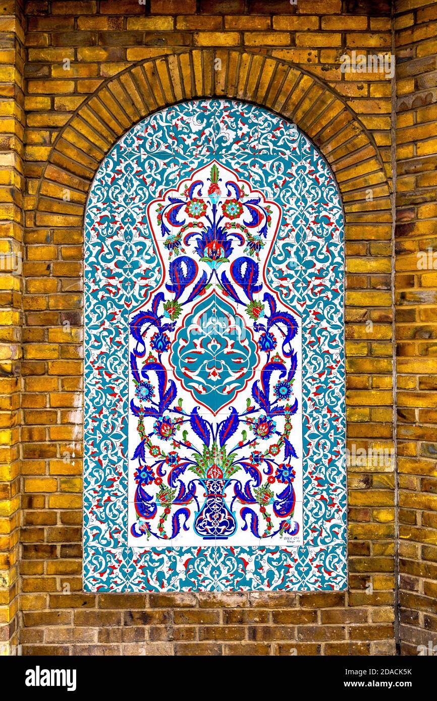 Piastrelle ornate di mosaico sulla facciata della Moschea Suleymaniye a Haggerston, Londra, Regno Unito Foto Stock