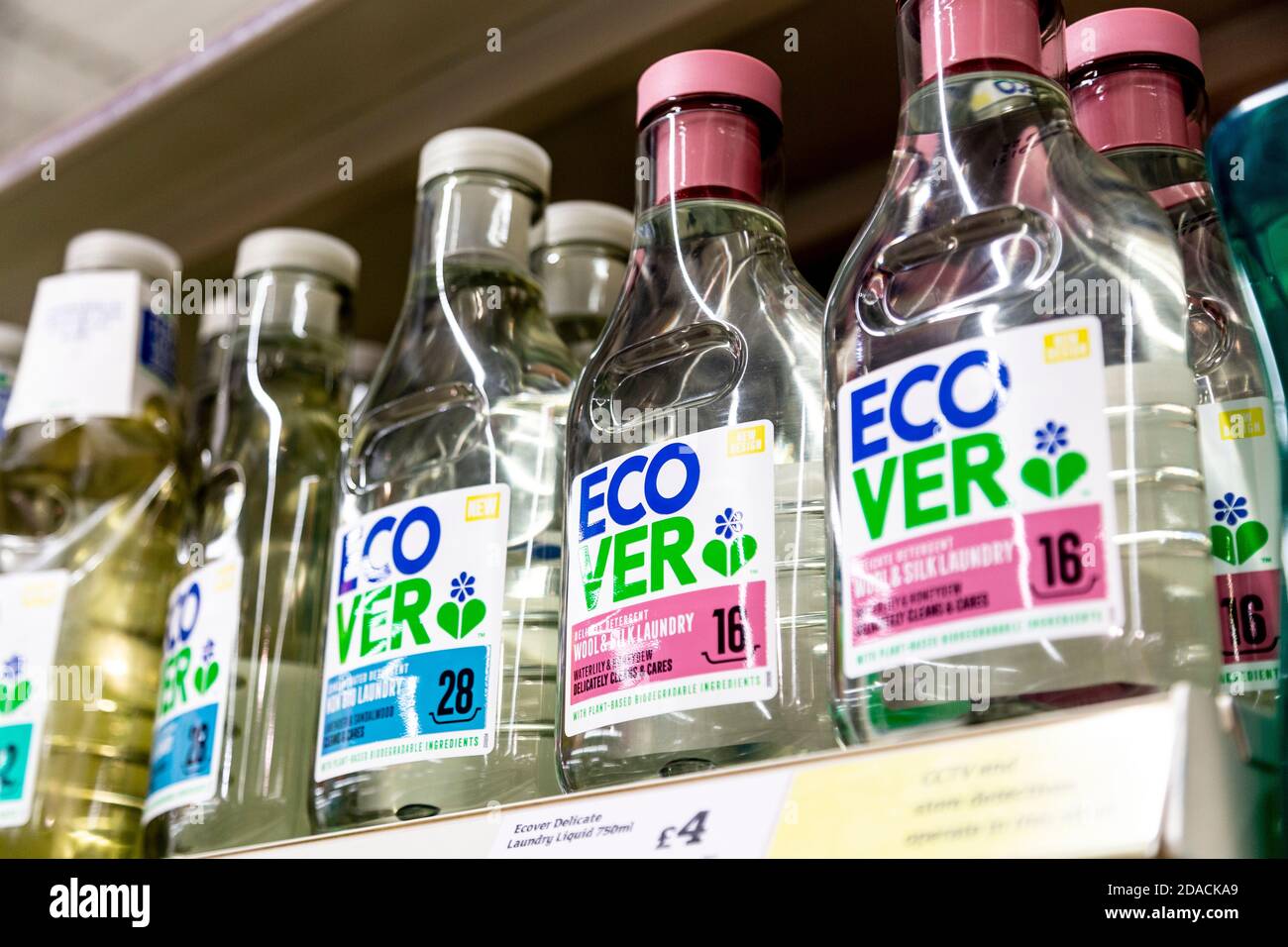 Primo piano di detergente ecologico per bucato eCover su scaffale supermercato, Londra, Regno Unito Foto Stock