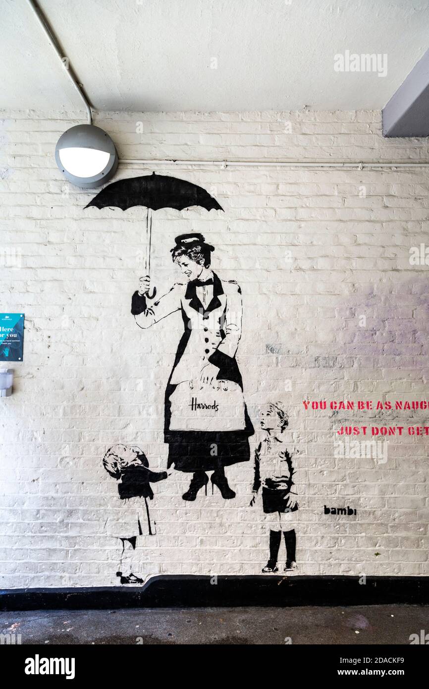 Murale della principessa Diana come Mary Poppins con i suoi figli William e Harry da Neal's Yard, Londra, Regno Unito Foto Stock