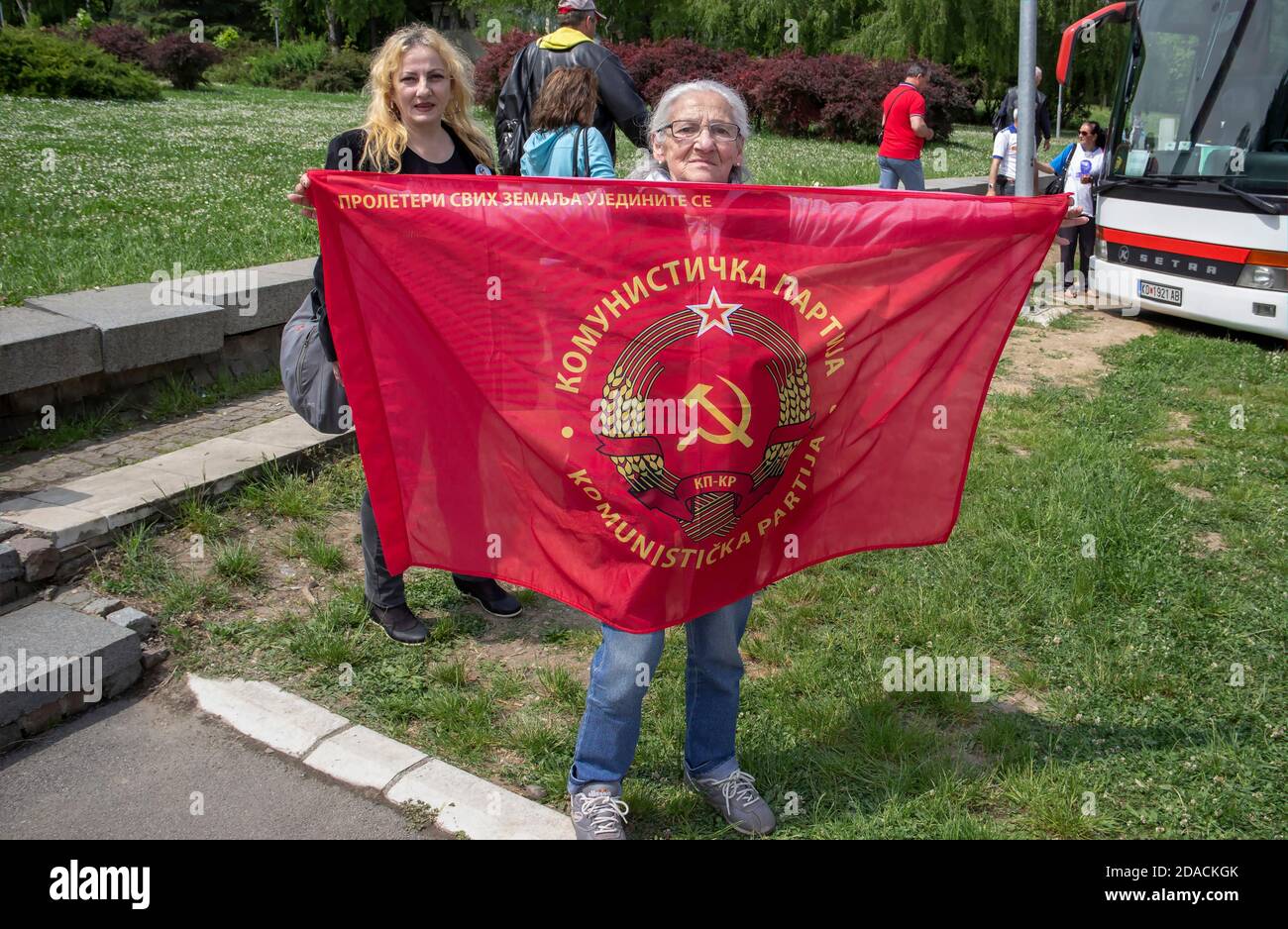 Belgrado, Serbia, 4 maggio 2017: Anziana signora che mostra la bandiera del Partito comunista durante l'anniversario della morte del presidente jugoslavo Josip Broz Tito Foto Stock