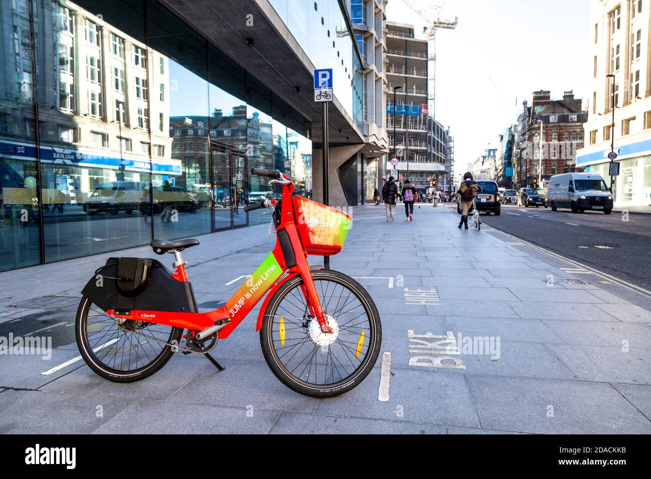 Bicicletta elettrica DA SALTO senza dockless ribattonata da Lime dopo la presa in consegna da Uber a Londra, Regno Unito Foto Stock