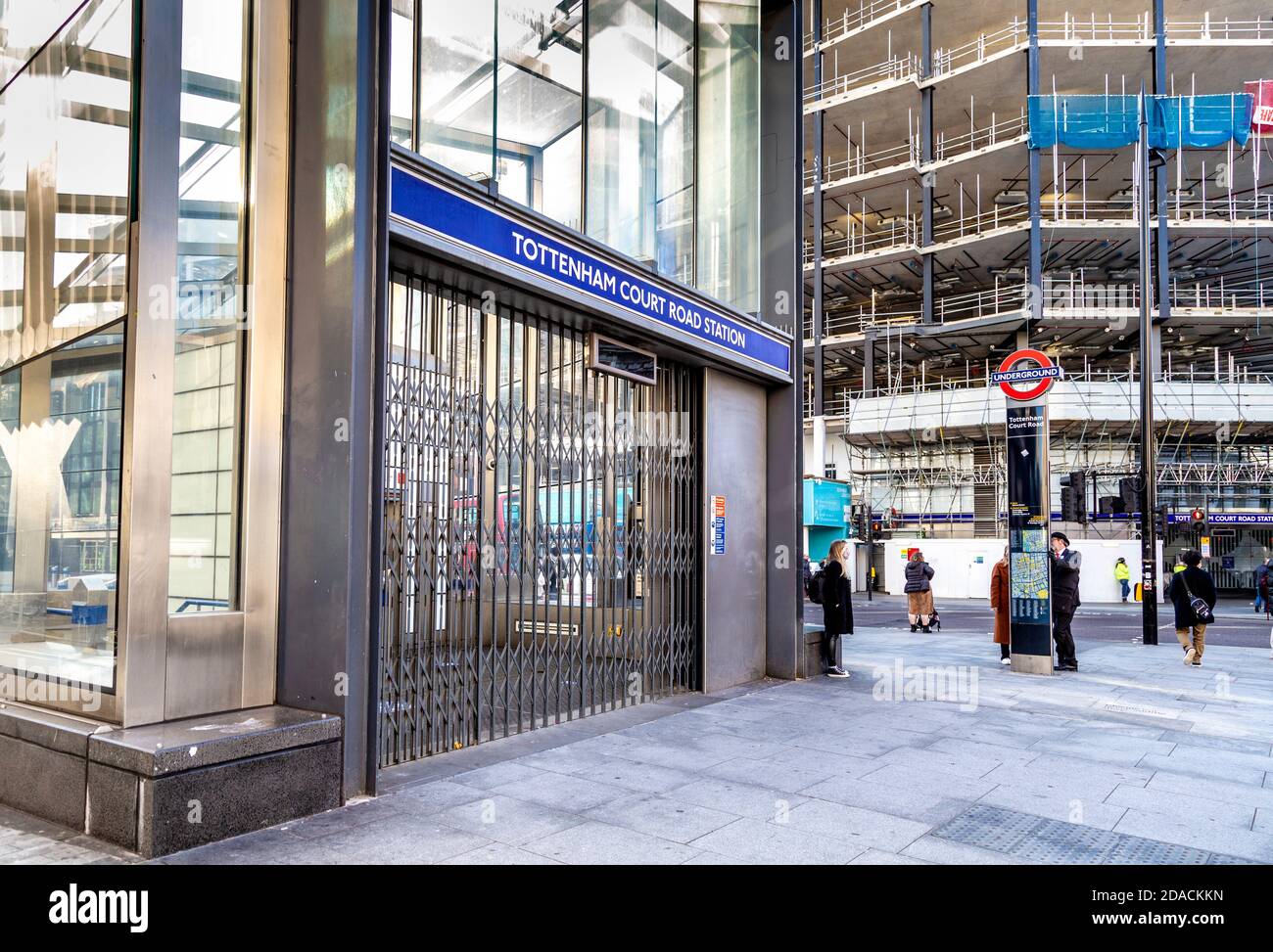 Ingresso chiuso alla stazione di Tottenham Court Road, Londra, Regno Unito Foto Stock