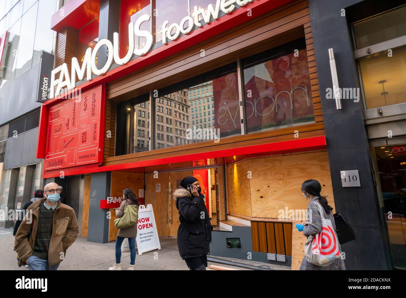 I lavoratori di Midtown Manhattan a New York martedì 3 novembre 2020 saliscono a bordo del famoso negozio di calzature in previsione di possibili disordini civili e saccheggi dopo l'elezione. (© Richard B. Levine) Foto Stock