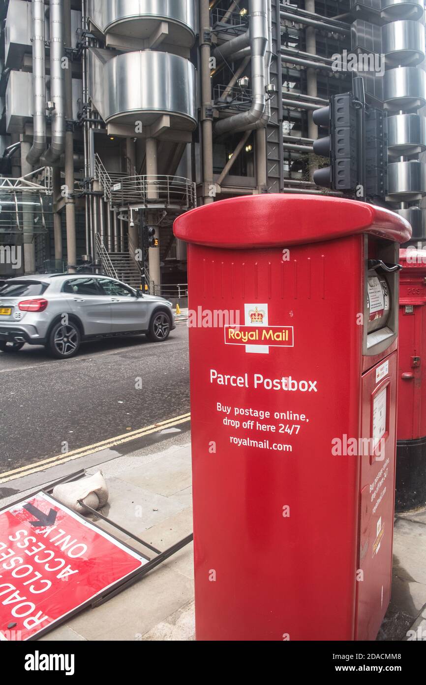 Una casella postale Royal Mail Parcel fuori dal Lloyds Building nella città di Londra, Regno Unito Foto Stock