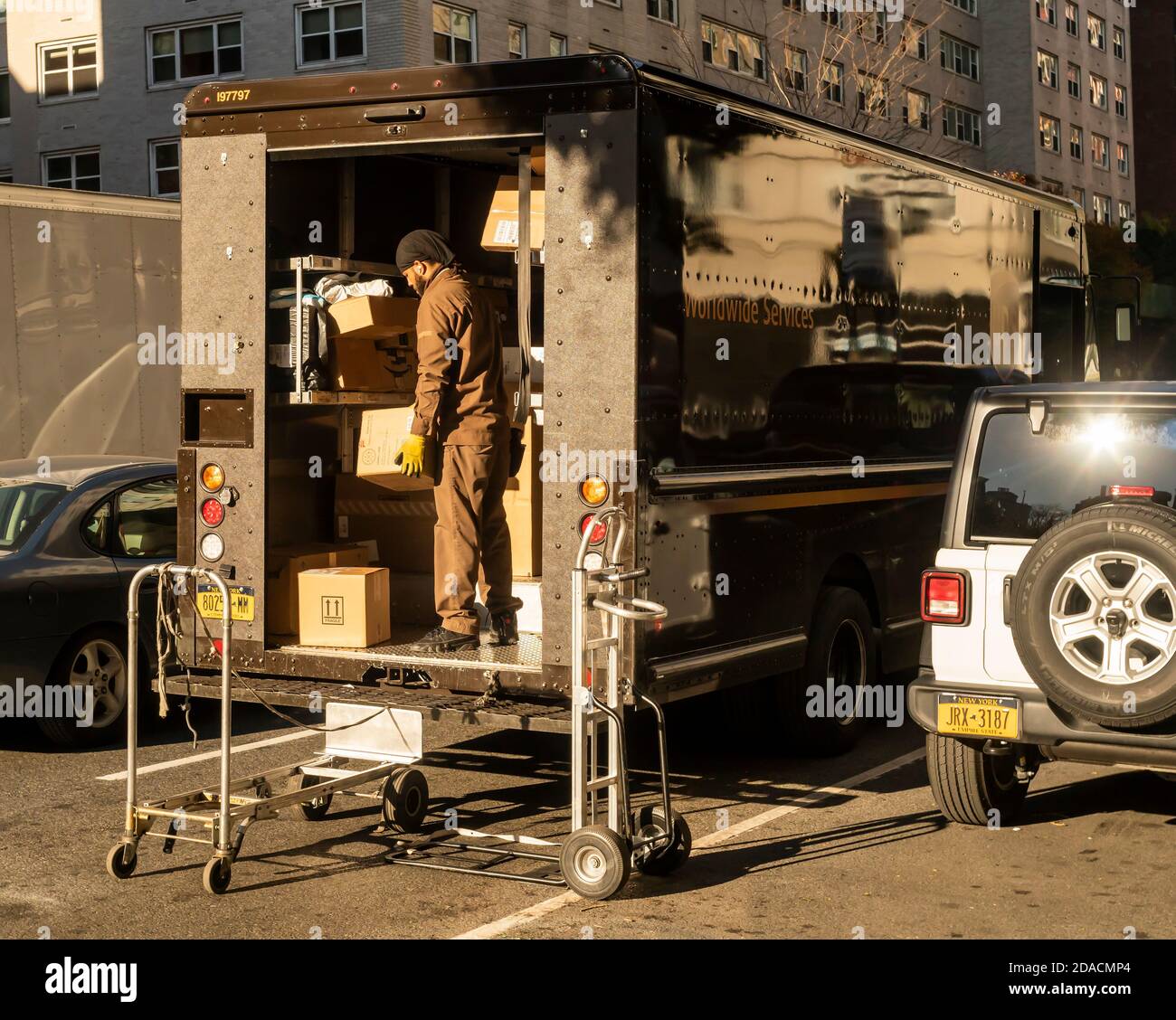 Il deliveryman di UPS ordina i pacchetti nel quartiere Greenwich Village di New York mercoledì 4 novembre 2020. (©ÊRichard B. Levine) Foto Stock