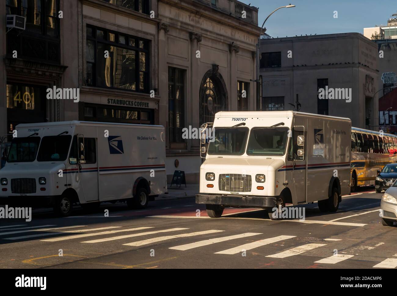 Veicoli USPS nel quartiere Tribeca di New York giovedì 5 novembre 2020. (© Richard B. Levine) Foto Stock