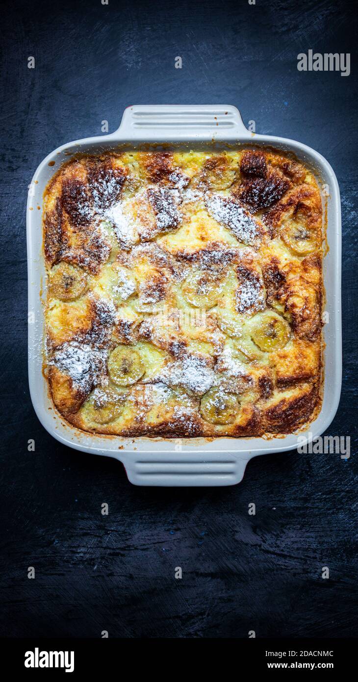 Budino di pane alla banana con croissant Foto Stock