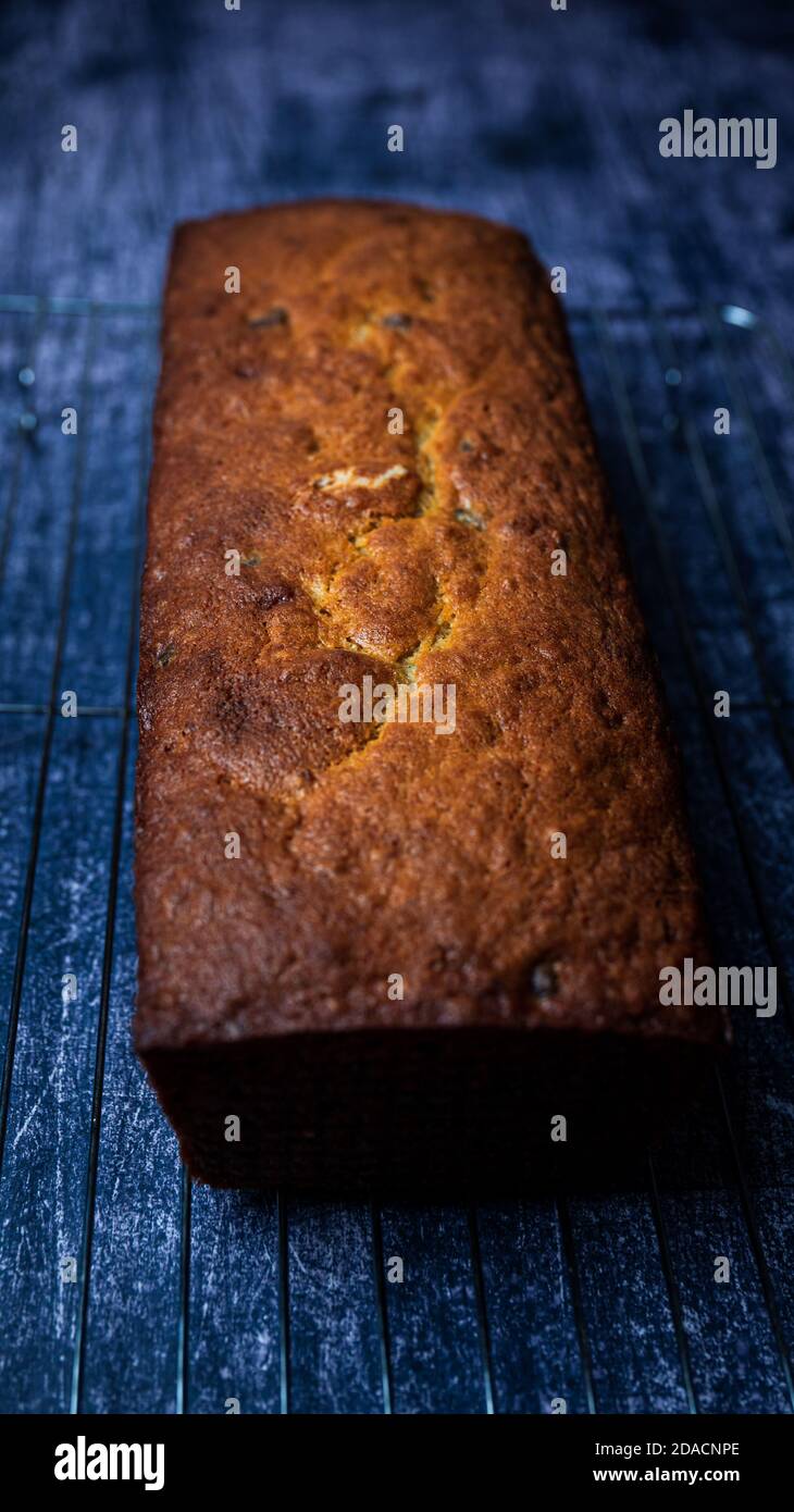Fette di pane alla banana con gocce di cioccolato Foto Stock