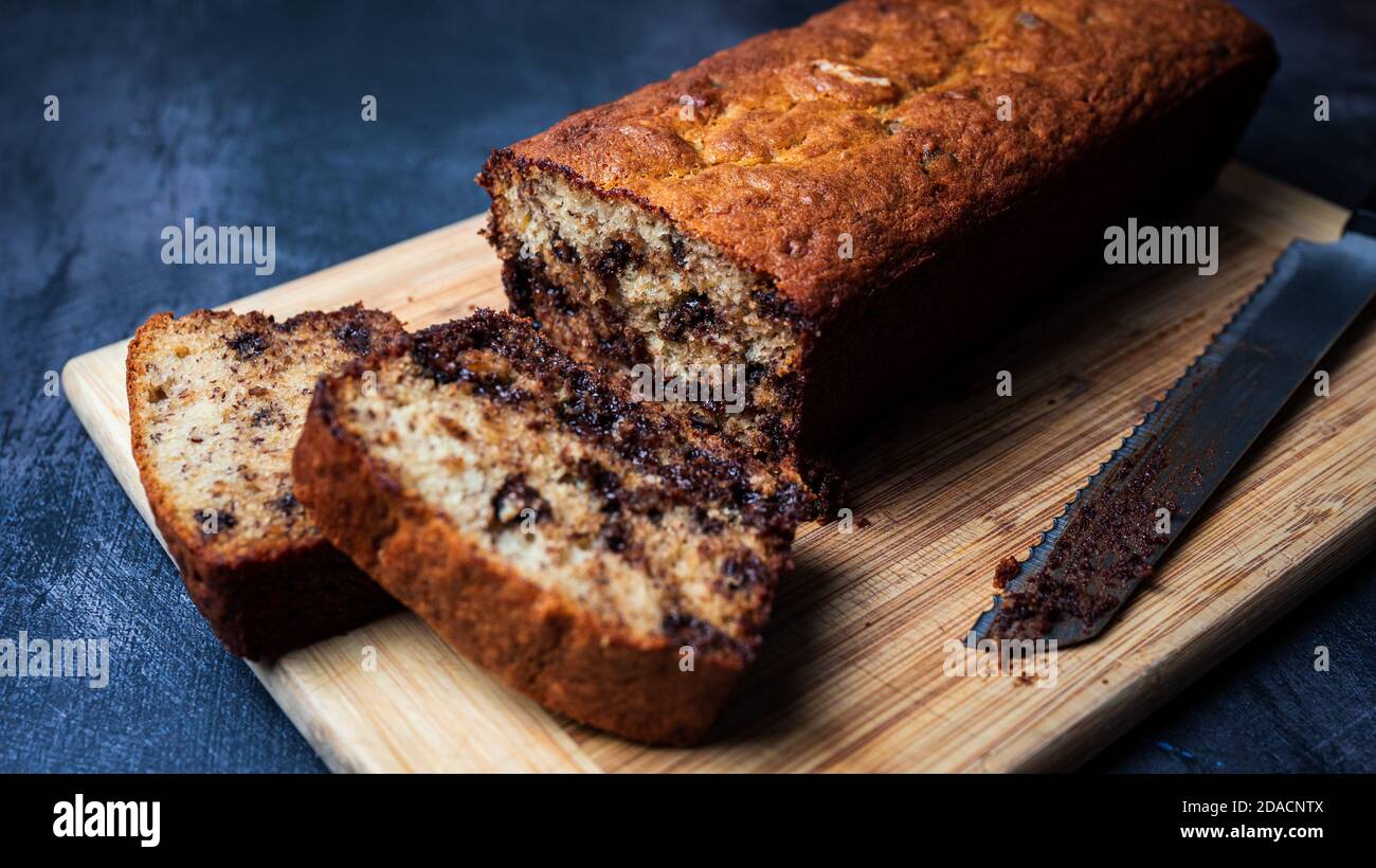 Fette di pane alla banana con gocce di cioccolato Foto Stock