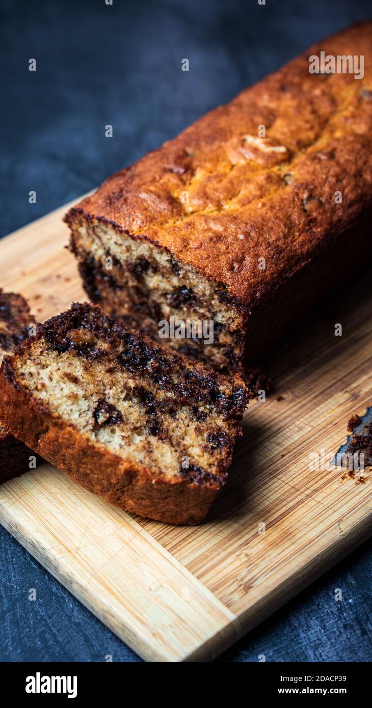 Fette di pane alla banana con gocce di cioccolato Foto Stock