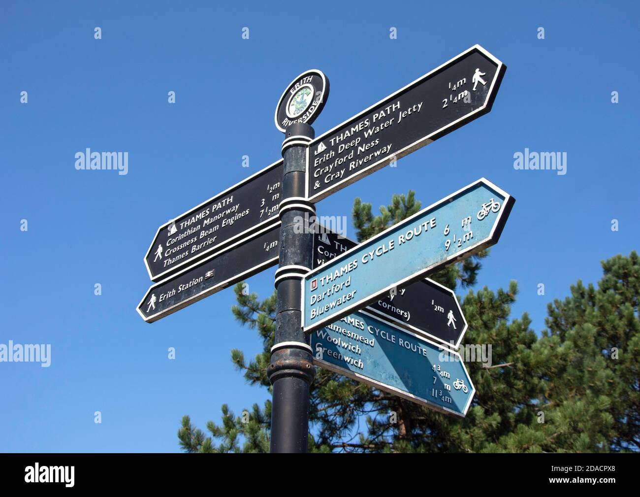 Fingerpost segno in Riverside Gardens, Erith, London Borough of Bexley, Greater London, England, United Kingdom Foto Stock