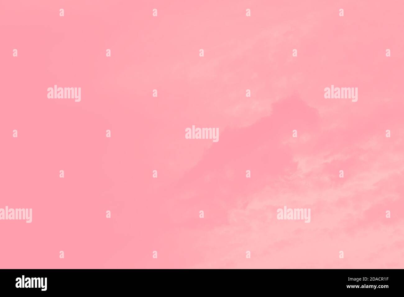 Astratto pastello rosa corallo colore cielo sfondo con nuvole Foto Stock
