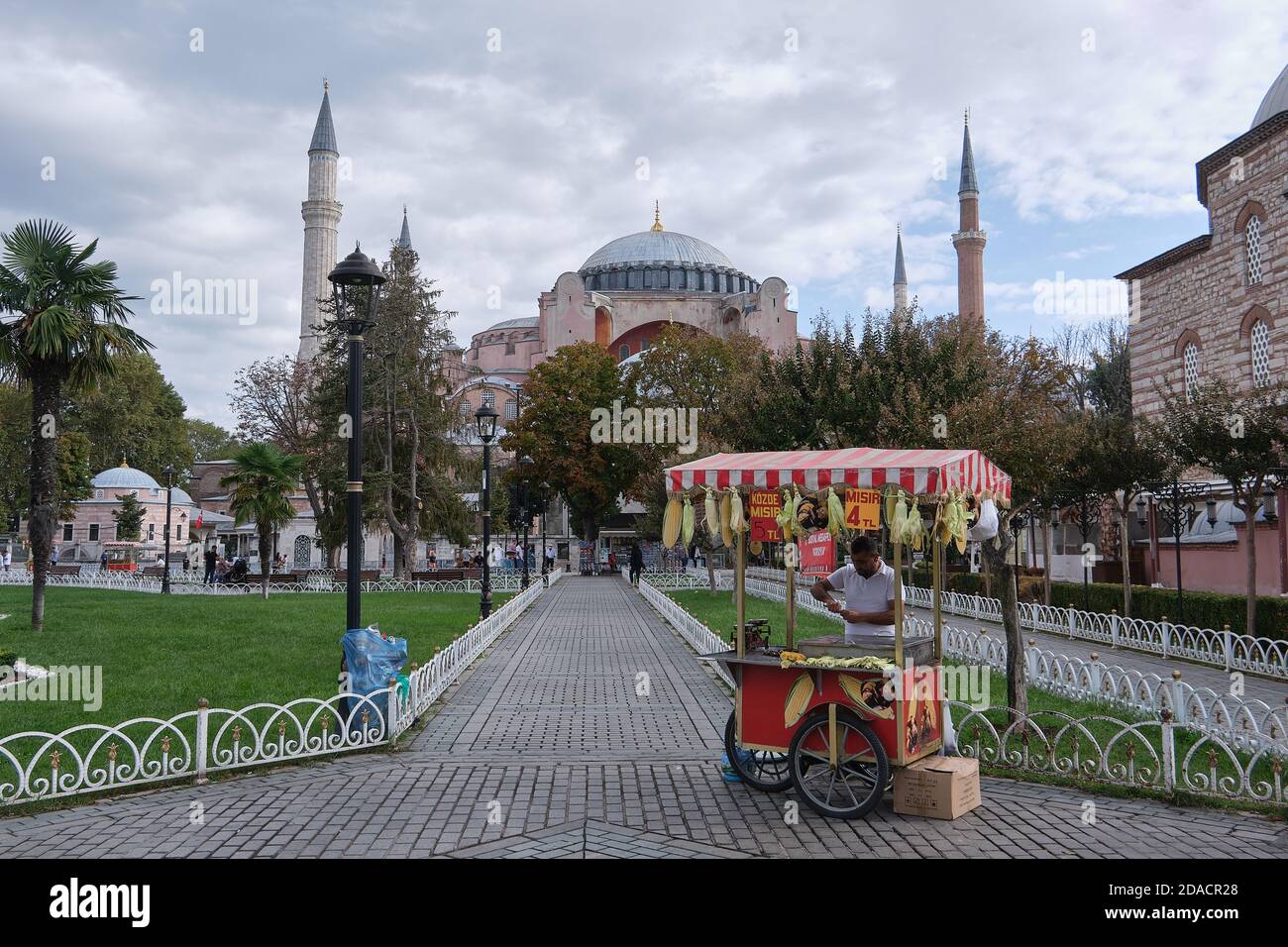 Mais tostato sulla pannocchia e castagne arrostite mobile nel Parco del Sultano Ahmet con Hagia Sophia sullo sfondo, Istanbul, Turchia Foto Stock