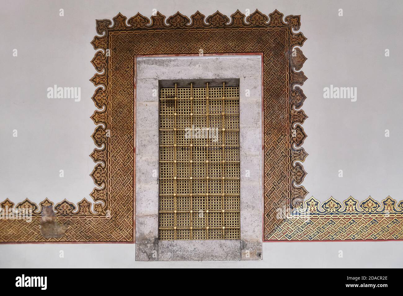 Finestra decorata con finestre dorate al Topkapi Palace Museum, Istanbul, Turchia Foto Stock