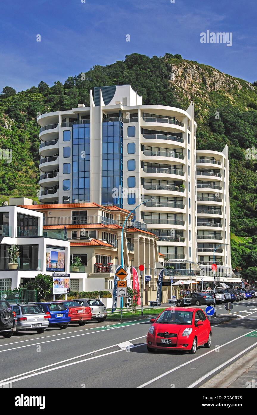 Edifici di appartamenti su Marine Parade, Mount Maunganui, Baia di Planty Regione, Isola del nord, Nuova Zelanda Foto Stock