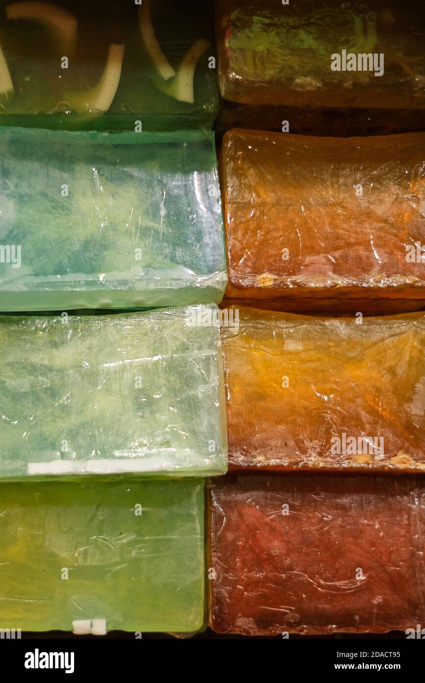 Disposizione di saponette verdi e arancioni fatte a mano, Istanbul, Turchia Foto Stock