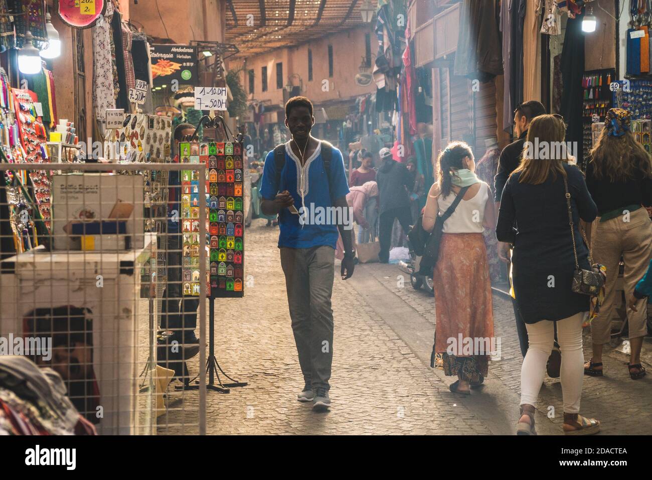 Marrakech, Marocco - APRILE 26 2019: Vista di un adolescente marocchino nero su una strada di Medina alla luce del giorno Foto Stock