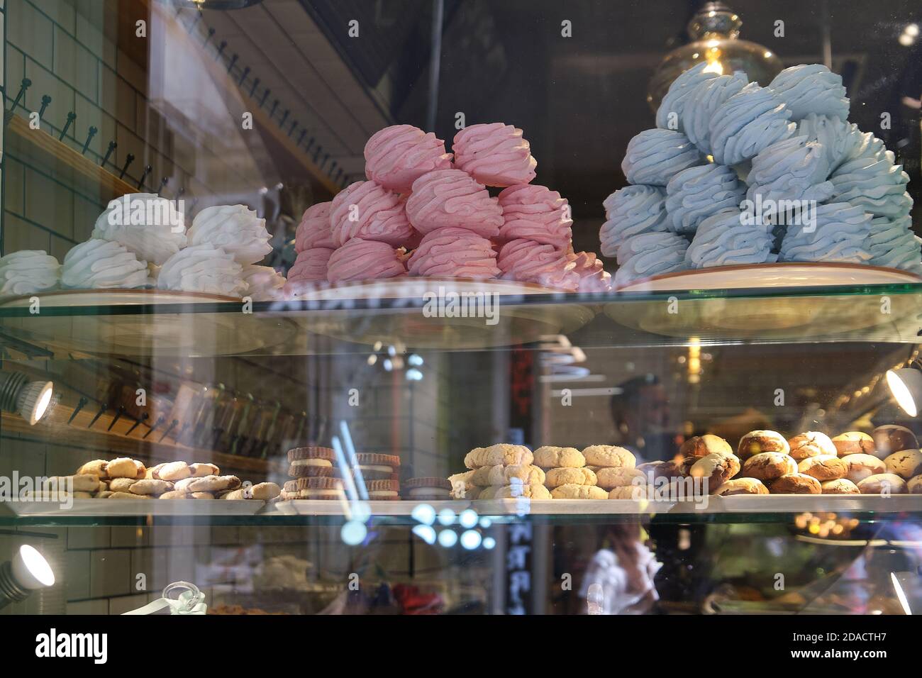 Selezione di biscotti in vetrina di una pasticceria, Istanbul, Turchia Foto Stock