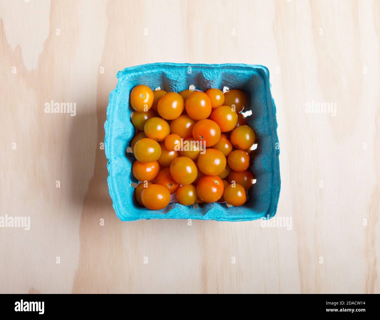 Pinta secca di pomodori ciliegia d'arancia su tavola di legno. Foto Stock