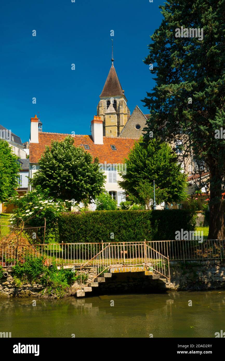 Francia, Cher (18), Vierzon, giardini di vecchie case sulle rive del fiume Yèvre, indietro Notre-Dame chiesa Foto Stock