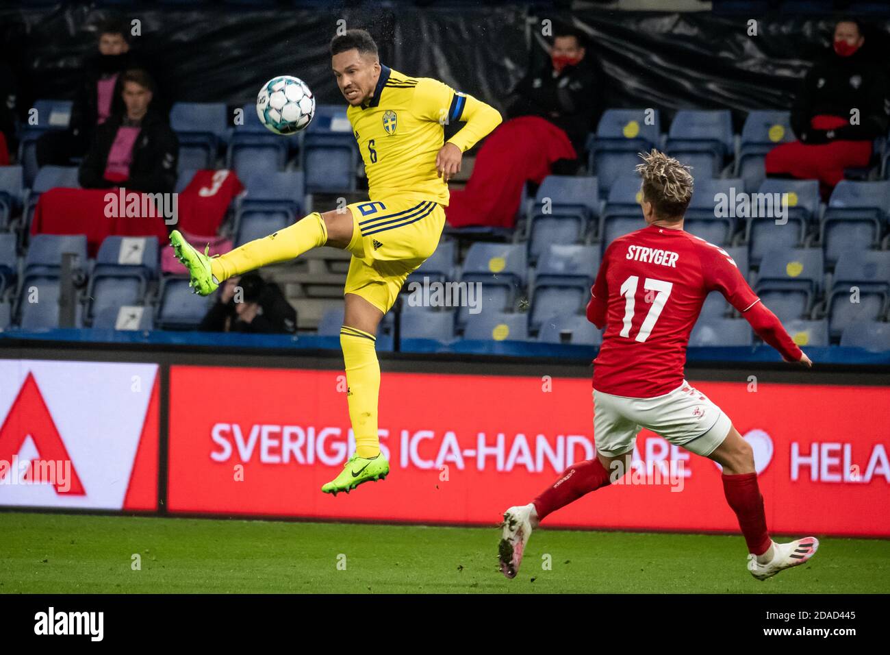 Broendby, Danimarca. 11 Nov 2020. Martin Olsson (6) della Svezia ha visto nel match internazionale di amicizia tra Danimarca e Svezia sul Broendby Stadion di Broendby. (Photo Credit: Gonzales Photo/Alamy Live News Foto Stock