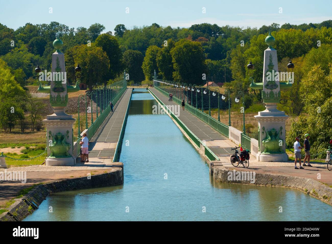 Francia, Loiret (45), Briare, ponte sul canale Briare, costruito nel 1896 da Eiffel, è stato fino al 2003 con i suoi 662 metri di lunghezza il più lungo ponte sul canale nel W. Foto Stock