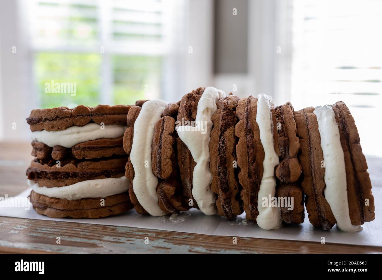 Mezza dozzina di sandwich fatti in casa con gelato su pergamena Foto Stock