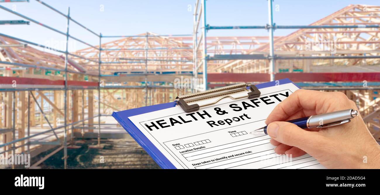 Banner per il rapporto sulla salute e la sicurezza mano con appunti accanto a nuovo costruzione di case - concetto di costruzione Foto Stock