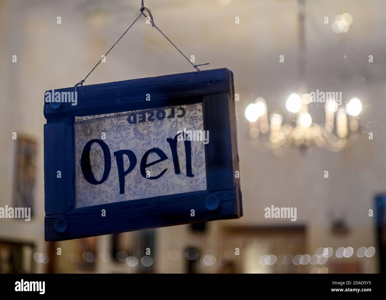 Berlino, Germania. 11 Nov 2020. C'è un cartello su un negozio con la parola 'Apri' su di esso. I governi federali e statali hanno deciso un blocco parziale per il mese di novembre. Credit: Pedersen/dpa-Zentralbild/dpa/Alamy Live News Foto Stock