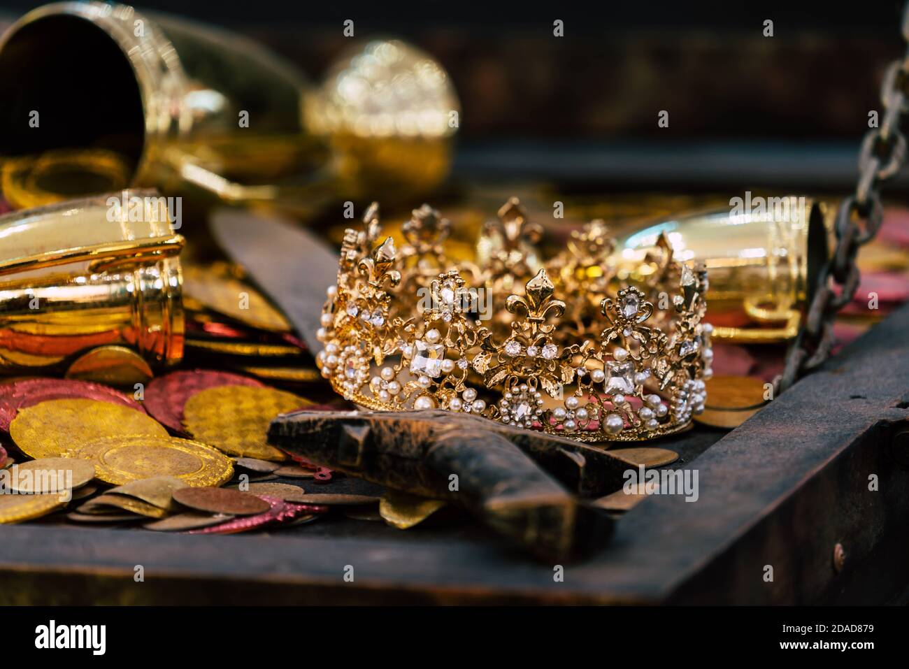 Antico tesoro oro corona con monete per ricchezza, lusso e concetto di successo Foto Stock