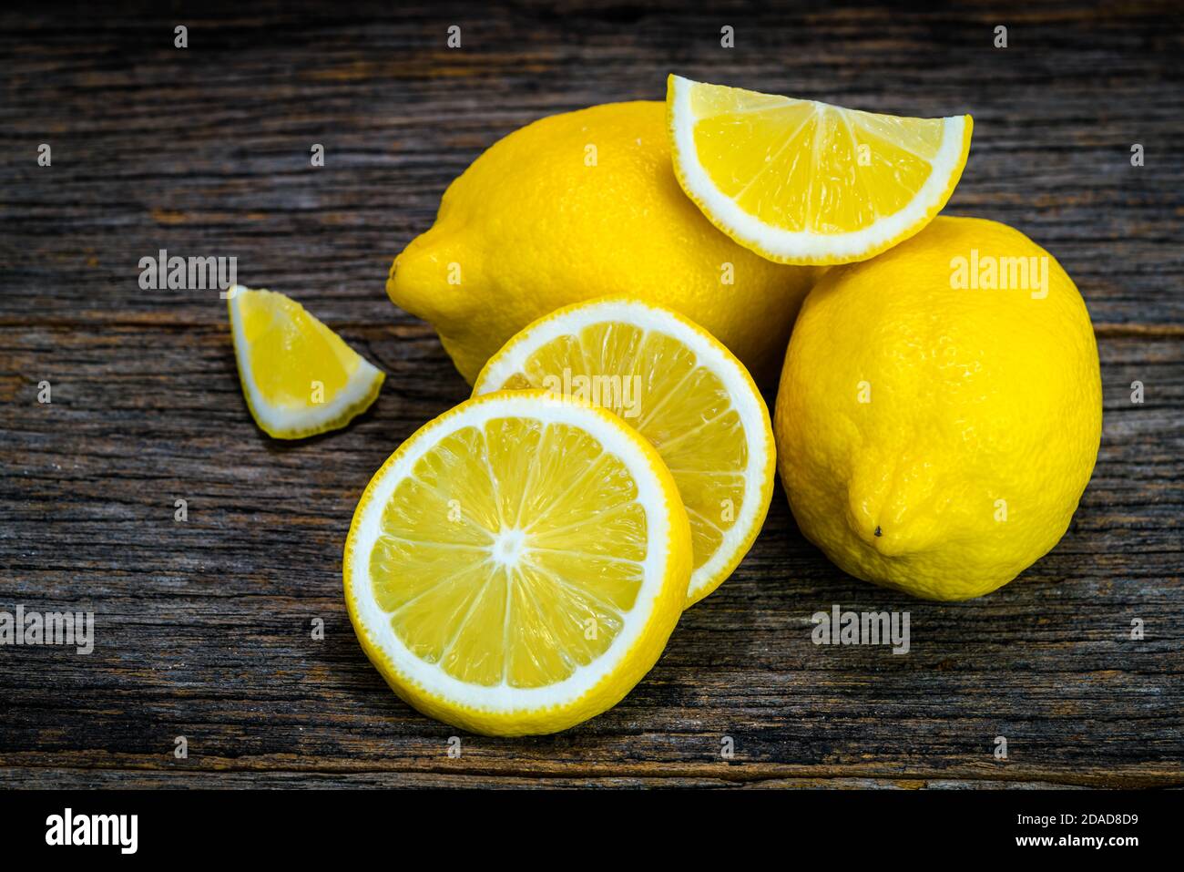 Gruppo di frutta fresca gialla al limone su fondo di legno Foto Stock