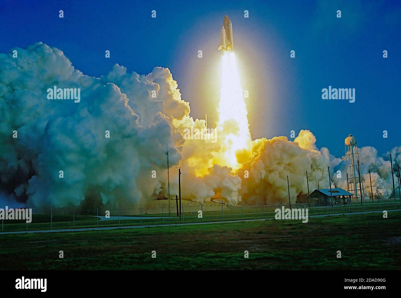 Merritt Island, Florida. USA, 28 aprile 1991 lo Space Shuttle 'Discovery' si solleva dalla rampa di lancio 39A su una colonna di fuoco lungo il tragitto verso l'obit della bassa Terra. Missione: Department of Defense, AFP-675; IBSS; SPAS-II Space Shuttle: Discovery Launch Pad: 39A lanciato: 28 aprile 1991, 7:33:14 AM EDT Credit: Mark Reinstein/MediaPunch Foto Stock