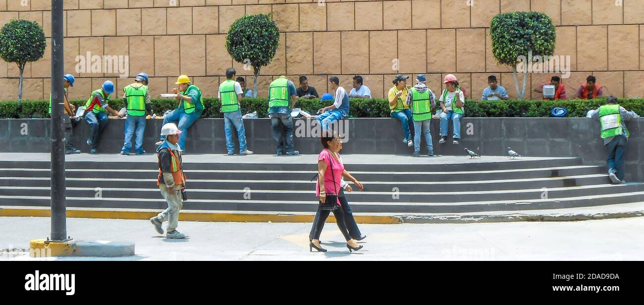 I lavoratori edili si rompono per il pranzo a Città del Messico, Messico Foto Stock