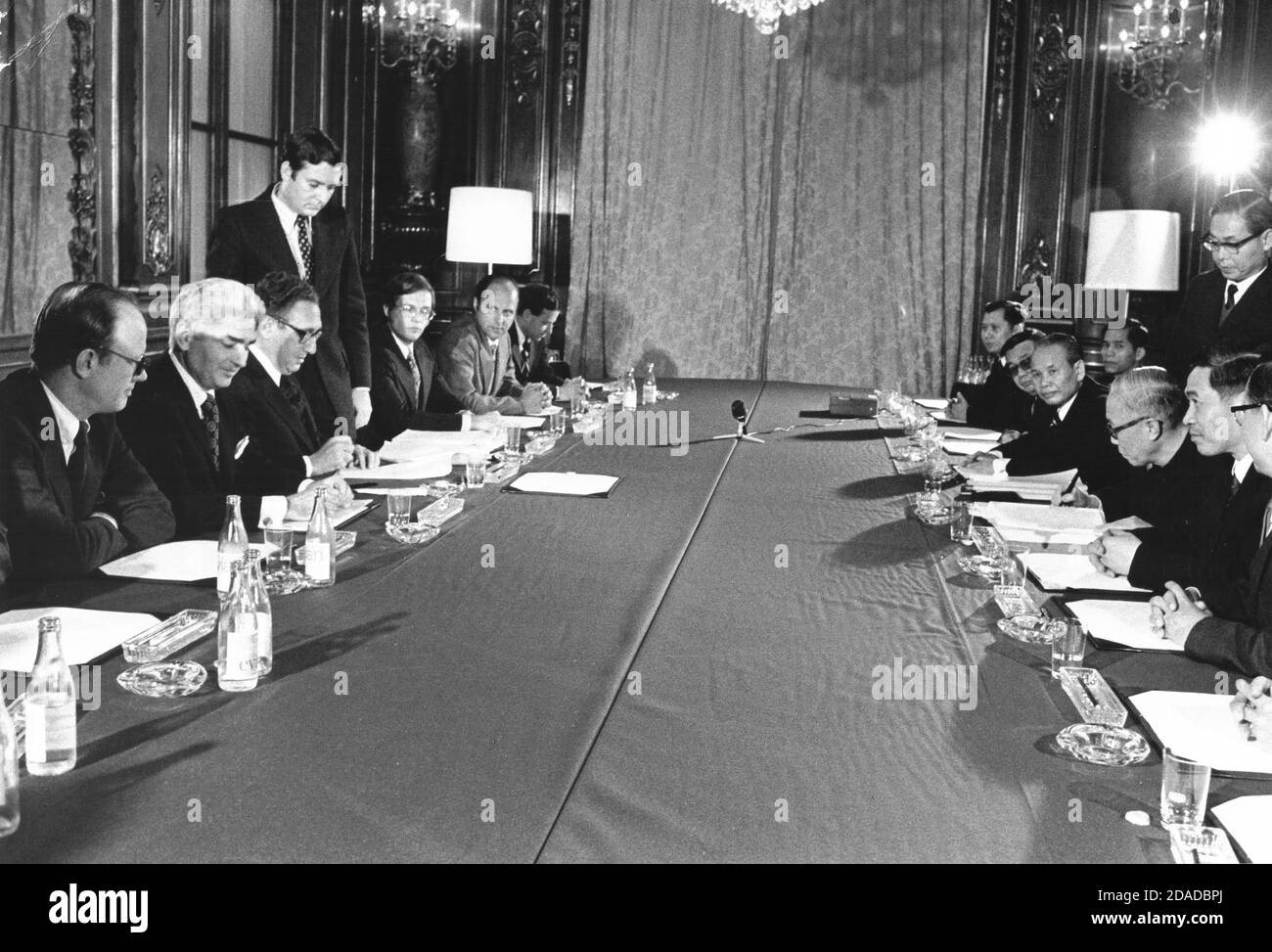 In questa foto pubblicata dalla Casa Bianca, entrambi i lati del tavolo alla cerimonia di firma dell'accordo di pace del Vietnam nel Centro Internazionale delle conferenze di Parigi, Francia, martedì 23 gennaio 1973. Assistente al presidente (Nixon) per gli affari di sicurezza nazionale Henry A. Kissinger è terzo da sinistra e le Duc Tho è terzo da destra.credito obbligatorio: Robert L. Knudsen / Casa Bianca via CNP / MediaPunch Foto Stock