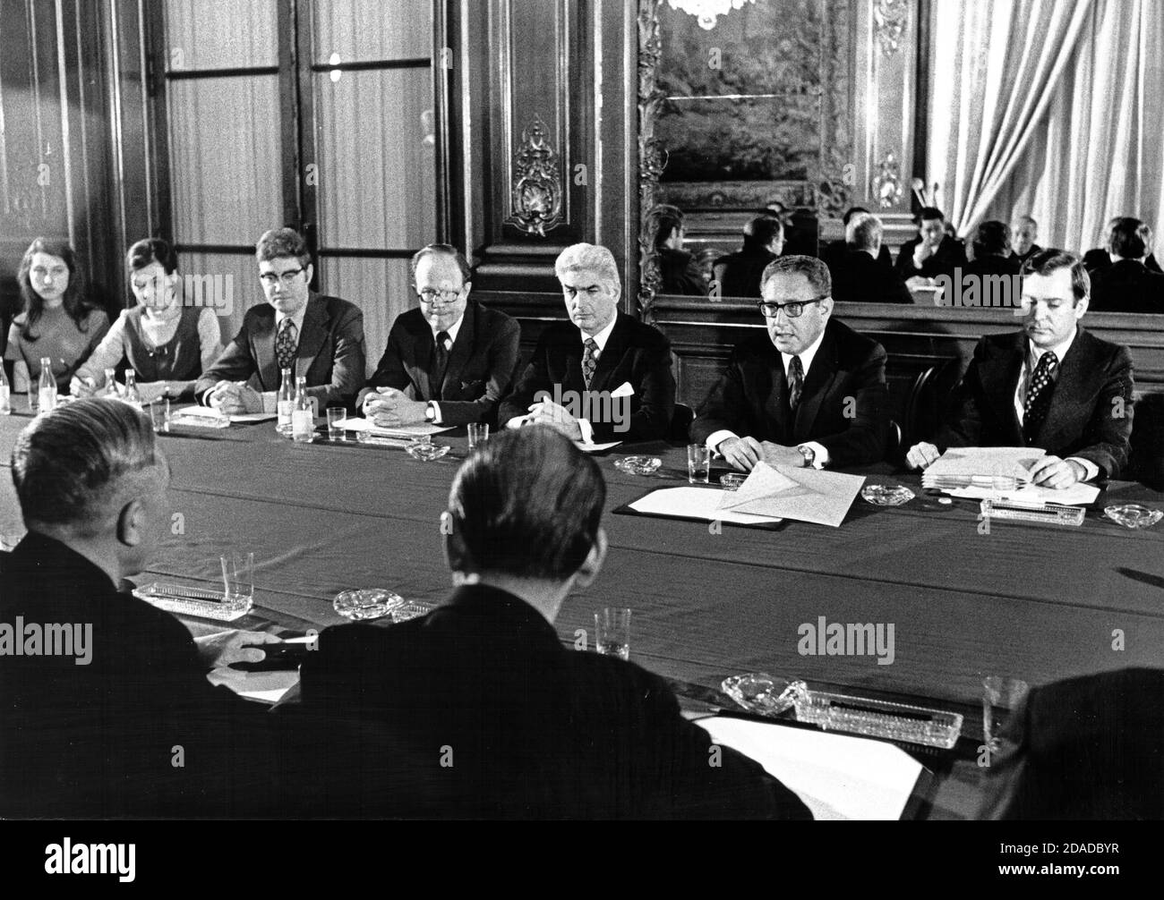 In questa foto pubblicata dalla Casa Bianca, il Dr. Henry A. Kissinger, seconda a destra, guida la delegazione degli Stati Uniti ai colloqui di pace di Parigi presso il Centro Congressi Internazionale di Parigi, in Francia, martedì 23 gennaio 1973. Altri funzionari fotografati includono le Duc Tho, Xuan Thuy, la squadra di Kissinger, negoziatori nord vietnamiti, negoziatori sud vietnamiti, e funzionari non identificati. Credito obbligatorio: Robert L. Knudsen / Casa Bianca via CNP / MediaPunch Foto Stock