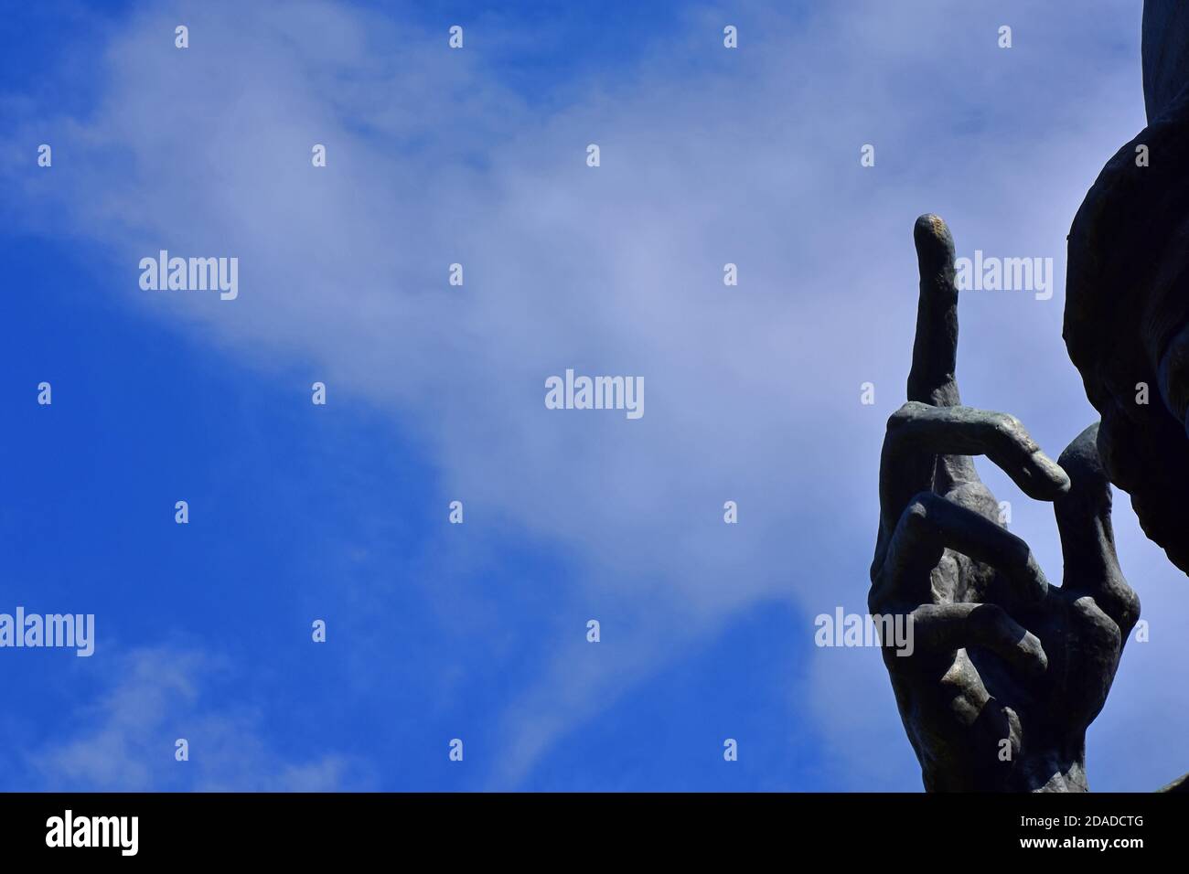 Silhouette del dito che punta nel cielo, immagine concettuale di avvertimento e pericoloso Foto Stock
