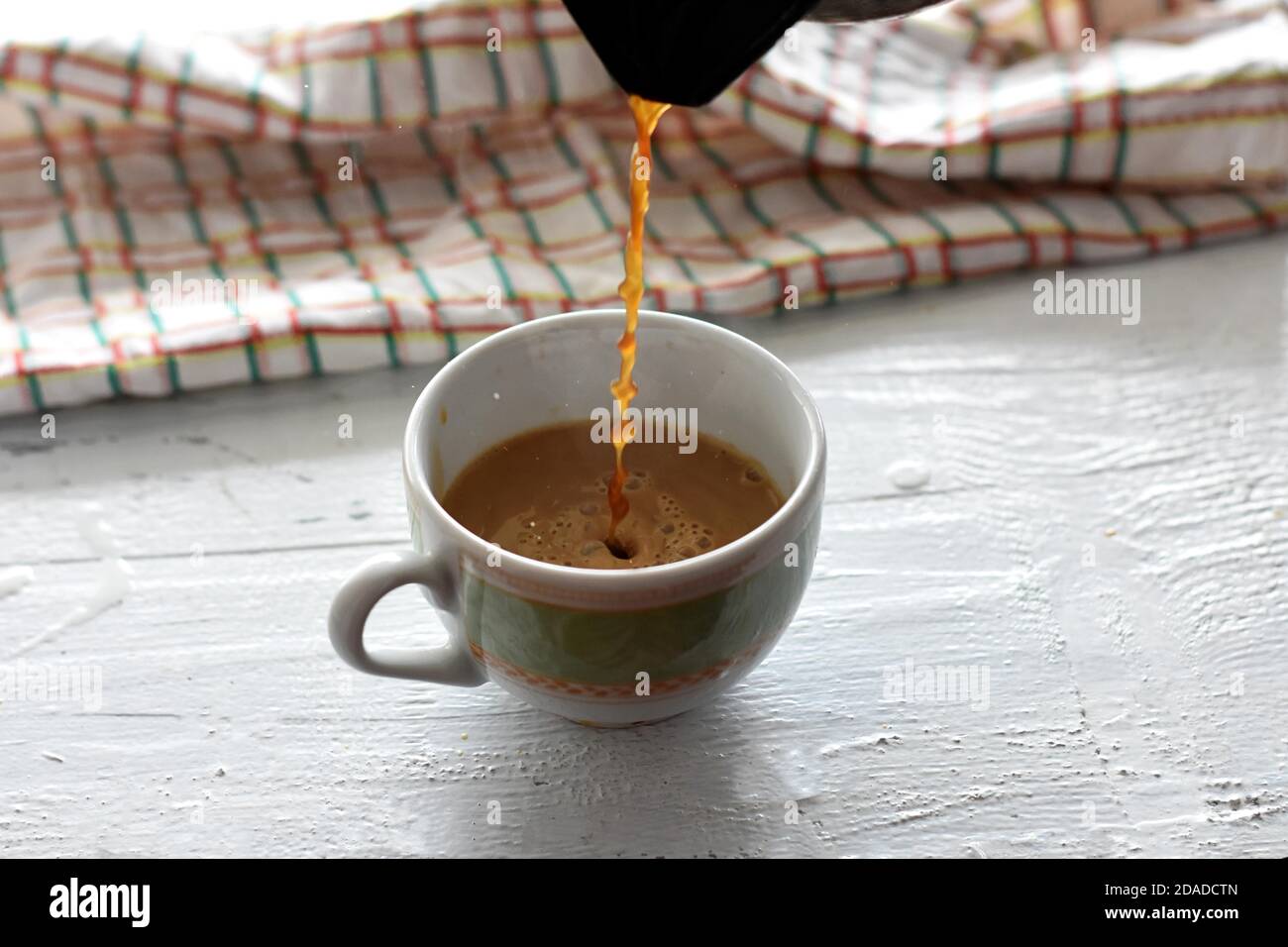 Svegliatevi con caffè espresso, versando caffè nero caldo nella tazza/ caffè turco nero caldo per colazione Foto Stock