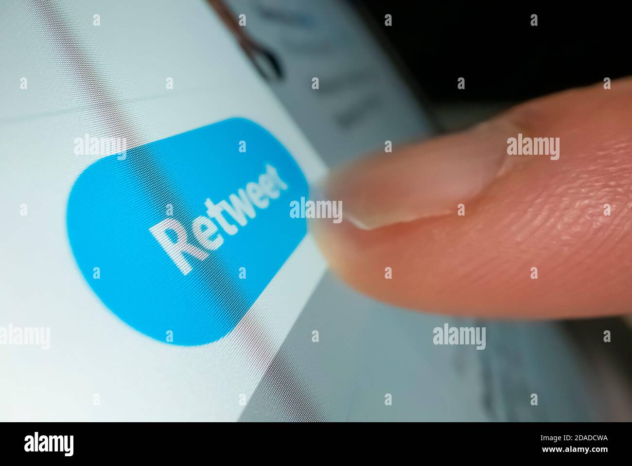 Macro shot di fare clic sul pulsante retweet in Twitter Foto Stock