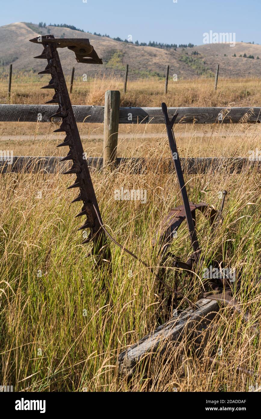Un tosaerba vintage a barra falciante con ruote in ferro battuto su un ranch in Idaho, Stati Uniti. Ora parte di un museo privato. Foto Stock