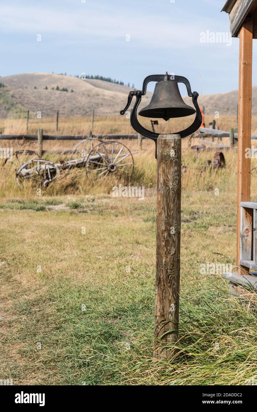 La campana in ghisa della vecchia casa della scuola Henry, ora parte di un museo privato su un ranch in Idaho. Foto Stock