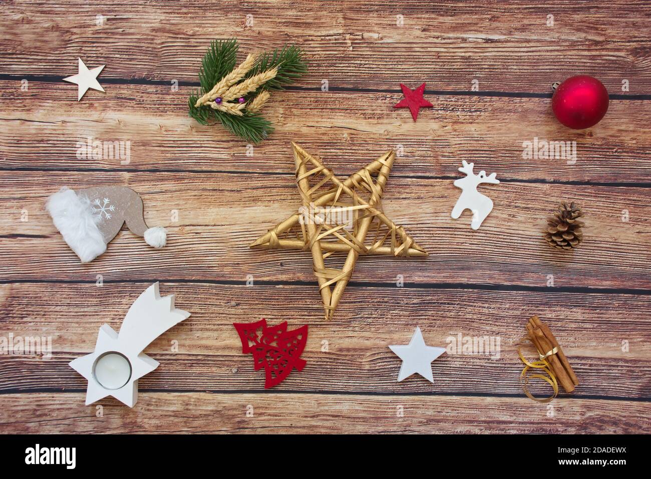 Natale laici piatta con elementi di decorazione su un sfondo di legno Foto Stock