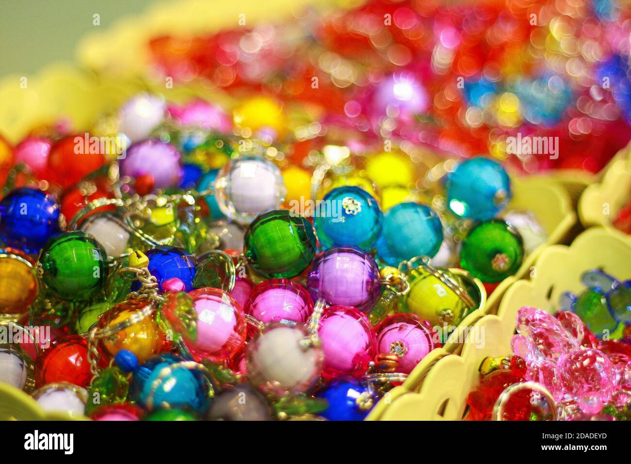 Colorato cristallo bead chiave anello texture sfondo Foto Stock