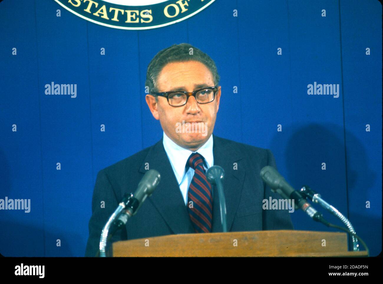 Il Segretario di Stato degli Stati Uniti Henry A. Kissinger tiene una conferenza stampa presso il Dipartimento di Stato di Washington, DC, il 12 ottobre 1973. Nelle sue osservazioni, il Segretario ha avvertito i russi di non rifornire gli arabi al punto in cui diventa irresponsabile e ha sperato che la concorrenza di armi non sarebbe diventata una guerra di attrizione che coinvolge i super poteri.Credit: Bernard Schopper / CNP / MediaPunch Foto Stock