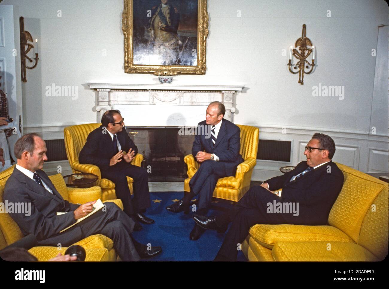 Il presidente degli Stati Uniti Gerald R. Ford, seconda a destra, incontra Simcha Dinitz, ambasciatore d'Israele negli Stati Uniti, seconda a sinistra, presso l'ufficio ovale della Casa Bianca a Washington, DC il 9 agosto 1974. Guardando sopra sono il Lt. Generale Brent Scowcroft, assistente aggiunto al presidente per gli affari di sicurezza nazionali, sinistra e il Dott. Henry A. Kissinger, Segretario di Stato e assistente al presidente per gli affari di sicurezza nazionali, Right.Credit: Arnie Sachs / CNP / MediaPunch Foto Stock