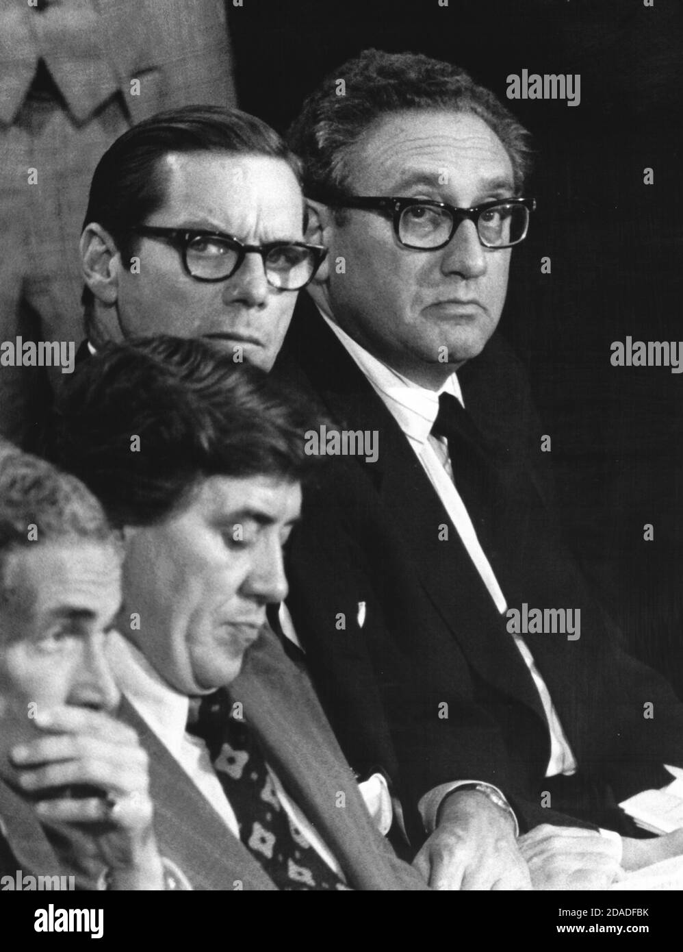 Segretario di Stato degli Stati Uniti, Dr. Henry A. Kissinger, destra, E il Segretario del Tesoro americano, William Simon, seconda destra, ascolta il discorso del presidente degli Stati Uniti Gerald R. Ford che presenta il suo nuovo piano fiscale in una sessione congiunta del Congresso degli Stati Uniti nel Campidoglio degli Stati Uniti a Washington, DC, l'8 ottobre 1974. Kissinger partirà per il Medio Oriente per i negoziati di pace arabo-israeliani.Credit: Benjamin E. 'gene' Forte - CNP / MediaPunch Foto Stock