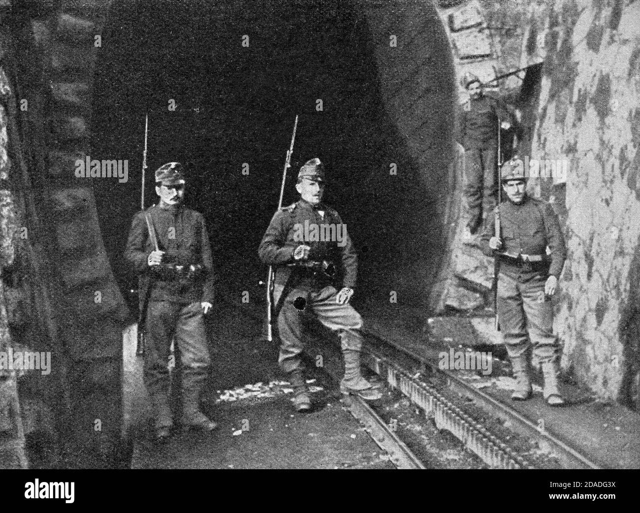 Bewachung Eines Tunnels durch österreichisches Militär, 1914 Foto Stock