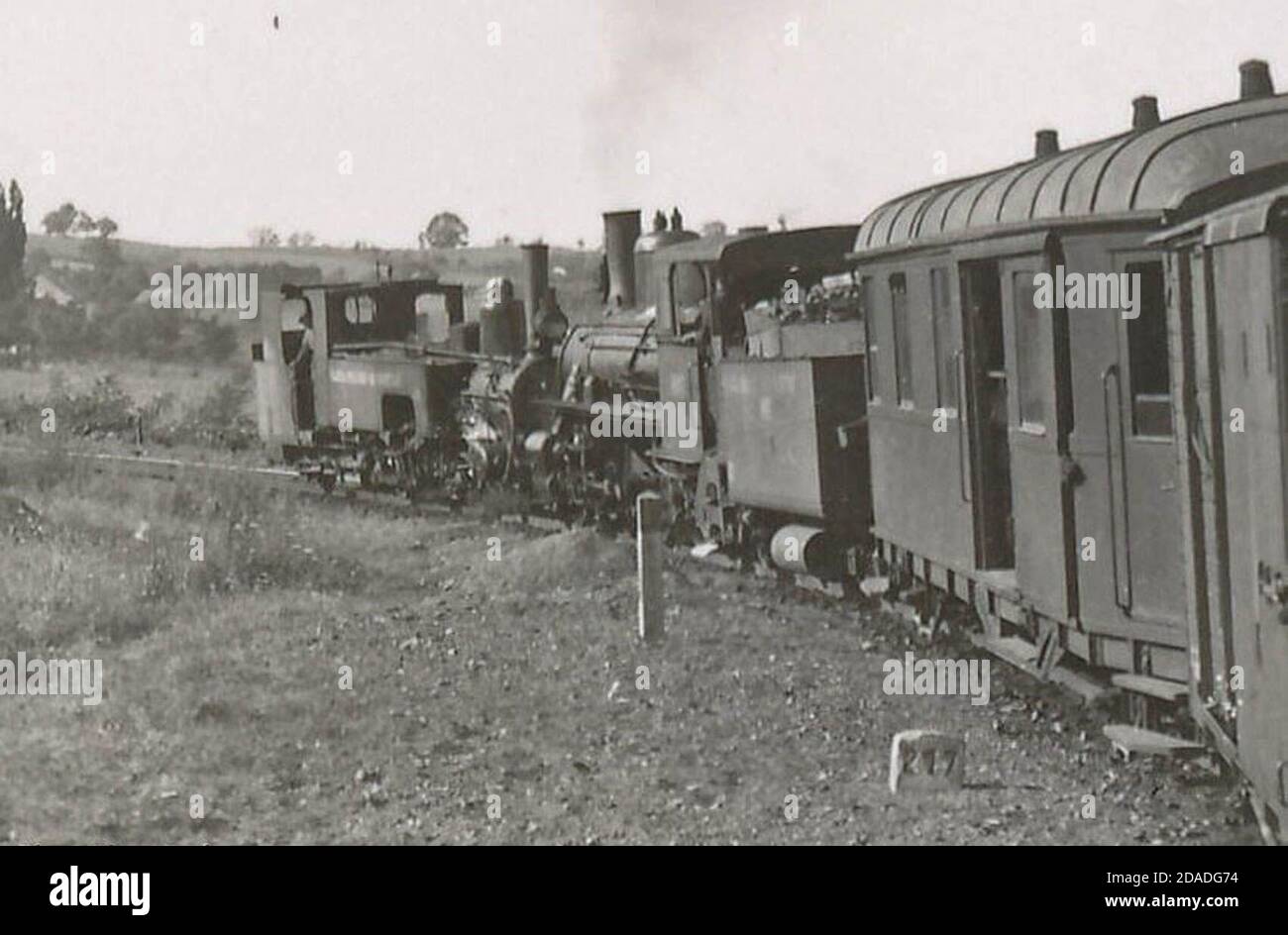 Bahnfahrt nach Sarajevo bei km 217 im Jahr 1940. An der Spitze befindet sich eine Lokomotiva Baureihe 189, hinter folgt eine Maschine der Serie 73. Foto Stock