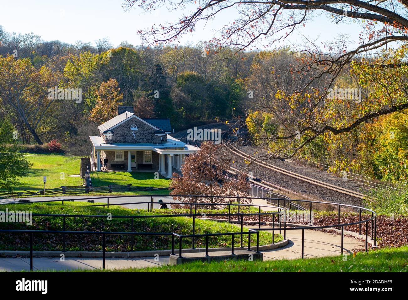 Una vista della stazione di Valley Forge, un'ex stazione ferroviaria del Parco storico nazionale di Valley Forge, in un giorno d'autunno limpida Foto Stock