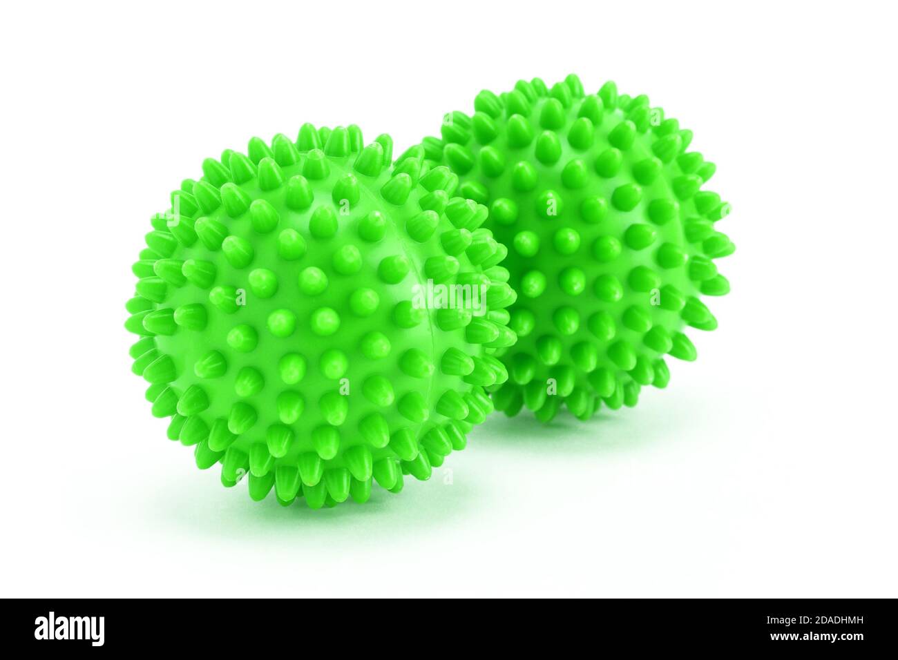 Casalinghi, lavaggio - due palline verdi di lavanderia su sfondo bianco. Foto Stock