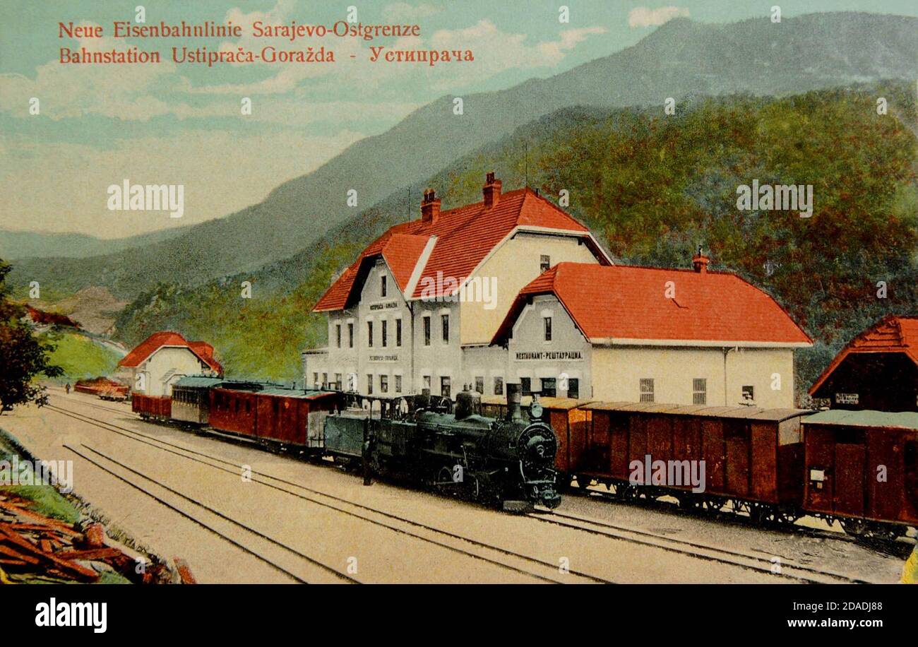 Stazione ferroviaria a scartamento ridotto Ustiprača-Goražde con vista verso Međeđa dopo Apertura della ferrovia orientale bosniaca per il traffico Foto Stock